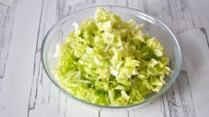 Салат с кальмарами и пекинской капустой