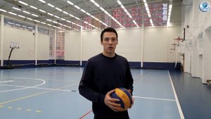 Тренировка по волейболу. Отработка подачи