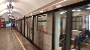 81-775/776/777 Дейна (Москва 2020) Блестящий поезд На станции Курская