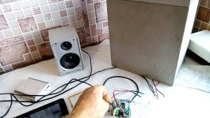 Маленький но мощный усилитель звука для сабвуфера