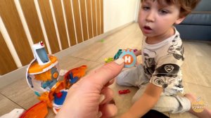 Распаковка игрушек. Рома открывает игрушку Патроллер - базу Петроникс