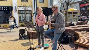 Юное дарование поет на улице!