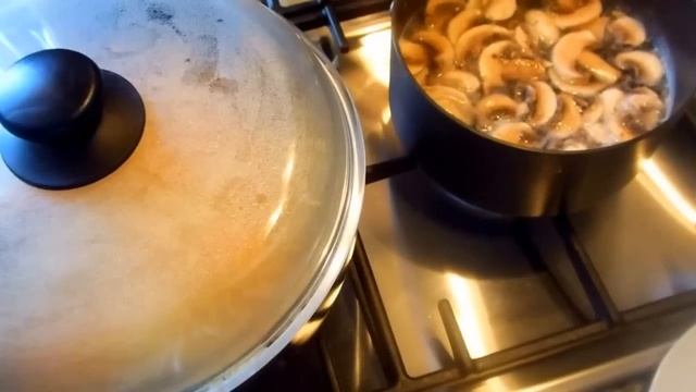 Пирог из слоеного теста с капустой и грибами. Выпечка из слоеного теста