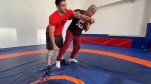 Бросок через бедро с захватом руки соперника и подхват с подсечкой. Вольная борьба приемы.