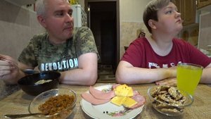 Мукбанг разгорелся СКАНДАЛ ? Брак трещит по ШВАМ ? УСТАЛА от мужа ? Обед пельмени, колбаса и чай