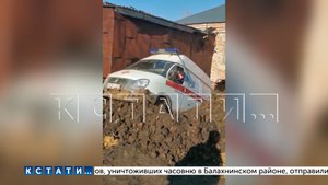С помощью экскаватора и тракторов спасают «скорые помощи», провалившиеся под землю