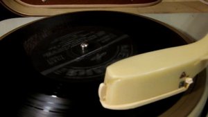 Поет Иржи Громадка(Чехословакия)(миньон Мелодия)1:Черная Мария.2:Надпись на дверях.