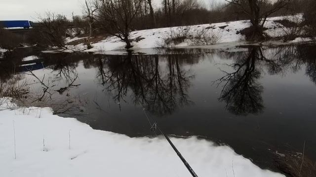 Решил ПОСМОТРЕТЬ что здесь за РЕЧКА и просто ОБАЛДЕЛ! Рыбалка на спиннинг с берега 2023! смотреть онлайн