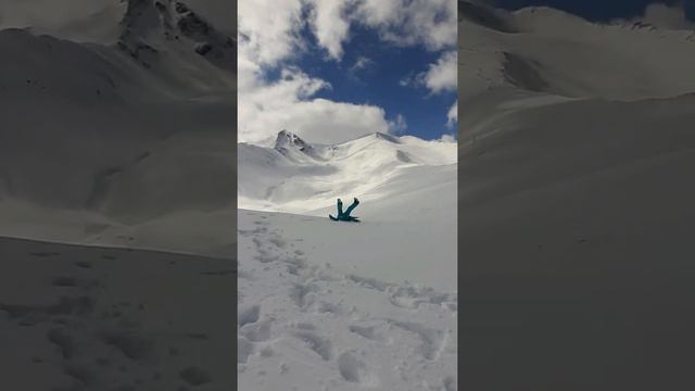 посёлок Архыз. Горнолыжный курорт России. Северный склон. Snowboarding. Snowboarder