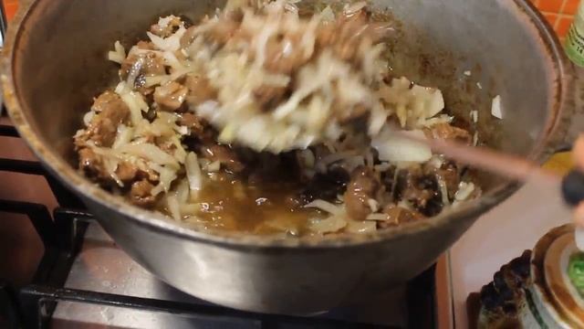 5 Плов. Мясо обжарилось, добавляем лук смотреть онлайн