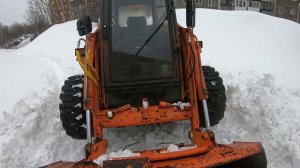 Погрузчик буксует в снегу. Уборка снега 25 апреля.