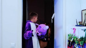 Что мы нашли дома на Хэллоуин? Катя и Ростя придумали как поймать вора! // Мы семья