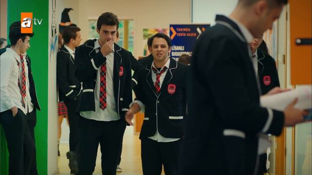 Zengin çocuklar, Ömer'le uğraşmaya devam ediyor!  - Kardeşlerim 3. Bölüm