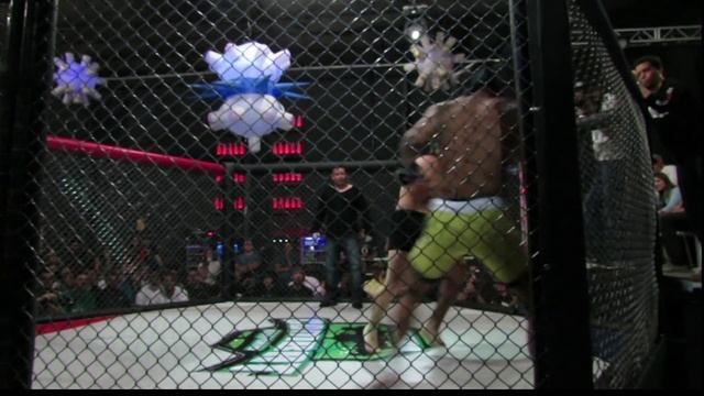 Léo Capoeira em sua II luta de mma смотреть онлайн