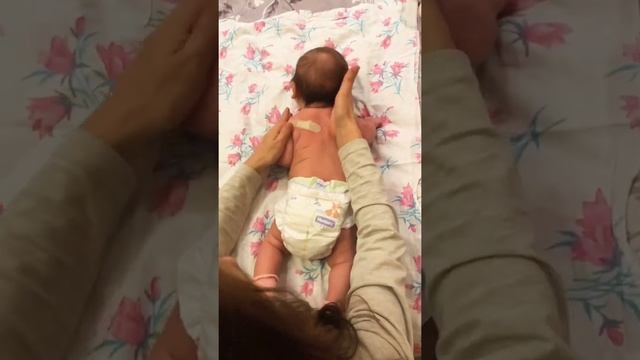 Выкладывание на живот новорождённого малыша. смотреть онлайн