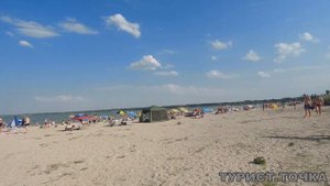 На Павло-Очаковской косе на Азовском море столько машин, что припарковаться негде в выходной день