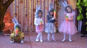 Танец зайцев с морковками 2010 в младшей группе .Муз. рук Максюта Г.В.Dance of hare with carrots