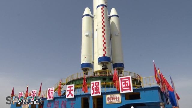China rolls out Shenzhou 16 crew's rocket in awesome views from launch site смотреть онлайн