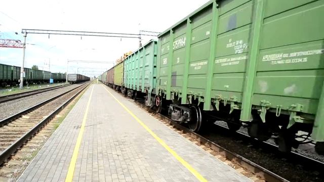 ВЛ80С-1986, ЧМЭ3Т-5846, ЧМЭ3Т-5814 с грузовым поездом. Ст. Котельнич-II смотреть онлайн