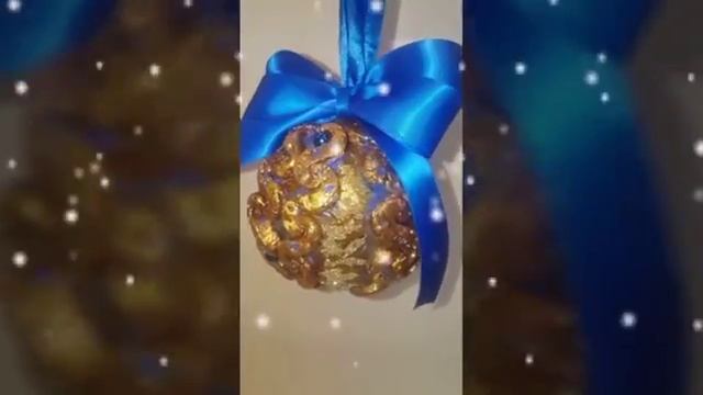 Игрушки своими руками. Новогодний шар из мусора. смотреть онлайн