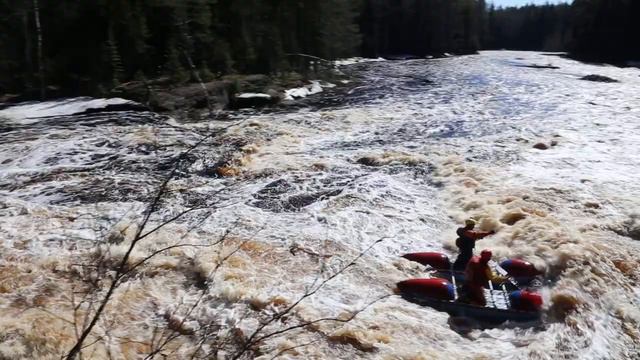 Порог Храмина - прохождение на катамаранах по реке Уксунйоки смотреть онлайн