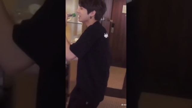 Так давай запоём, хоть толпой , хоть вдвоём ???#бтс #тэхен #чонгук смотреть онлайн