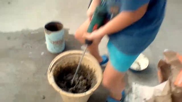 Удивительно!!! 9 летний мальчик делает бетон смотреть онлайн