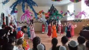 Индийский танец танцуют дети.