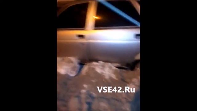 Дорожники завалили снегом автомобиль в кемеровском частнике/VSE42.Ru смотреть онлайн