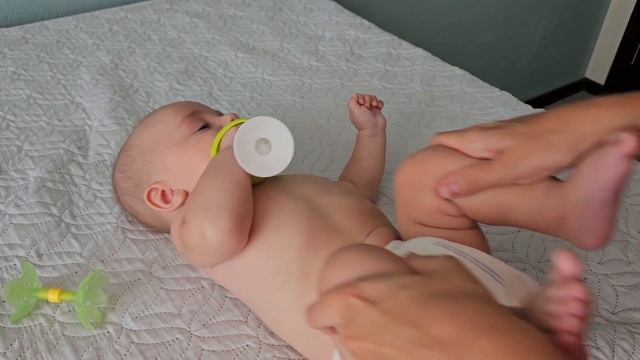 Массаж при коликах, запорх и вздутии у грудничка.