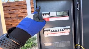 Монтаж трубостойки с камерой Wi Fi. Завели кабель под землей в дом @stroyhouse_rus