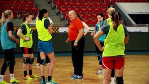 'Мозги себе лучше накрасьте, а не ногти!' Трефилов готовит команду к финалу