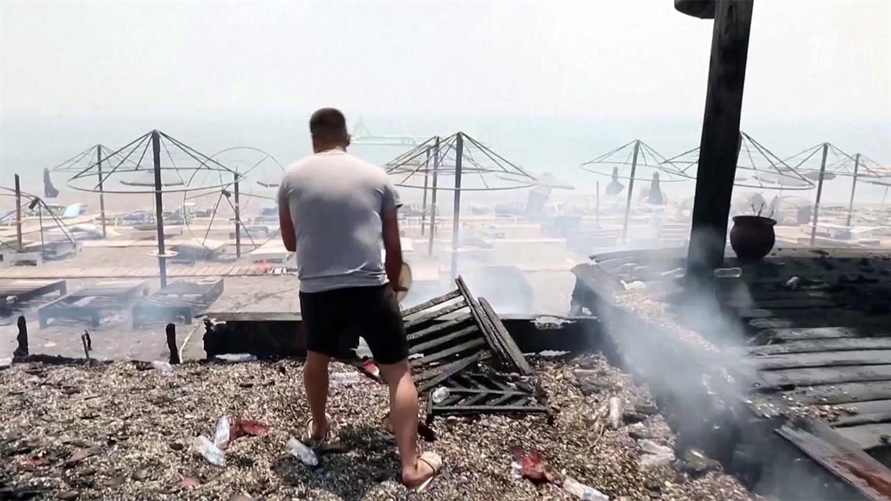 В Греции, на острове Лесбос, бушует огонь в районе популярных песчаных пляжей