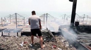 В Греции, на острове Лесбос, бушует огонь в районе популярных песчаных пляжей