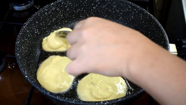 Соседка по даче дала рецепт, Уже месяц едим и еще хочется! ОЛАДЬИ КАК ПОНЧИКИ На Сметане на Завтрак
