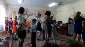 Танец сына и мамы.