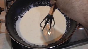 ГОТОВИМ пасту в сливочно-сырном соусе с ветчиной.