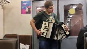 Соло на гармони в электричке