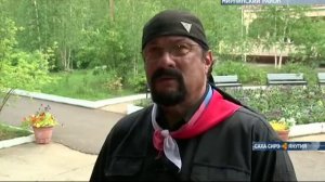 Легенда боевиков Стивен Сигал танцует осуохай в Мирном