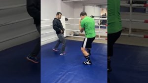 Левша в боксе | Выигрываем ногу у противника | куда должен закручивать левша | разбор техники заход