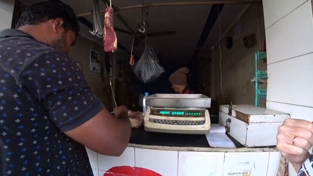 Закупились на индийском рынке. Приготовили дома соленое сало, борщ и тушеную буйволятину смотреть онлайн