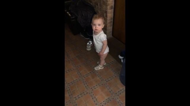 Марта (1,3 года) пытается доказать маме, что она не права смотреть онлайн