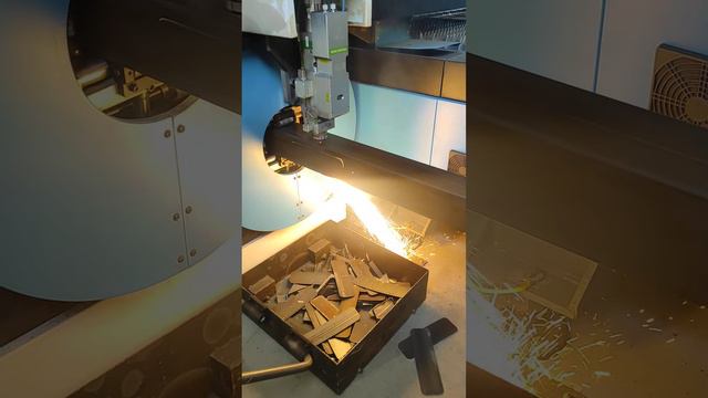 Производство уличных светильников из квадратной трубы 100х100х3 мм. на лазерном труборезе смотреть онлайн