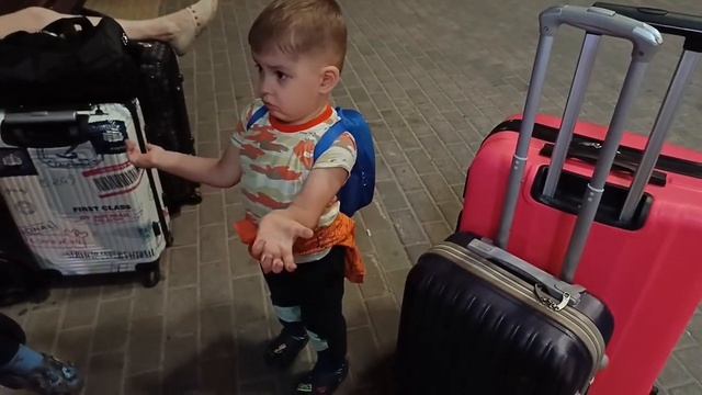 Поездка на поезде с двумя детьми | Еда в поезд