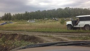 Колонна беженцев c Юго-Востока пересекает границу полями