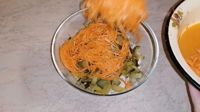 Салат с курицей, морковью по - корейски, сыром и маринованными огурцами смотреть онлайн