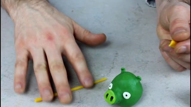 ИСТОРИИ СВИНОК. Король Леонард. Как слепить ЭНГРИ БЕРДС Злые Свиньи из пластилина? | #RAIDOTV смотреть онлайн