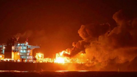 В Красном море потушен пожар на нефтяном танкере, который был обстрелян хуситами