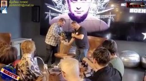 Дарья Трепова вручает военкору Владлену Татарскому статуэтку,