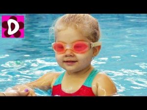 В Бассейне под Водой ПЕРВАЯ ТРЕНИРОВКА Учимся Плавать Рома и Диана Видео для Детей и Малышей в воде